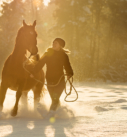 Pferdefotografie bei München: Mädchen mit Araber im Schnee