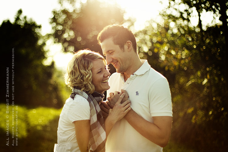 Familienfotografie Bayern: Paar beim Scherzen