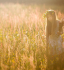 Familienfotografie Bayern: Mädchen beim Blumenpflücken
