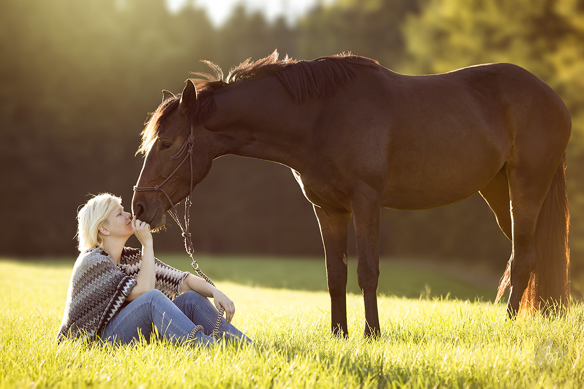 Pferdefotografie bei München: Frau mit Warmblutstute
