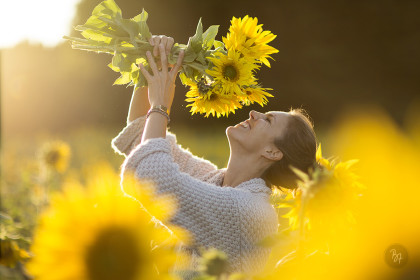 Portrait einer Frau im Sonnenblumenmeer