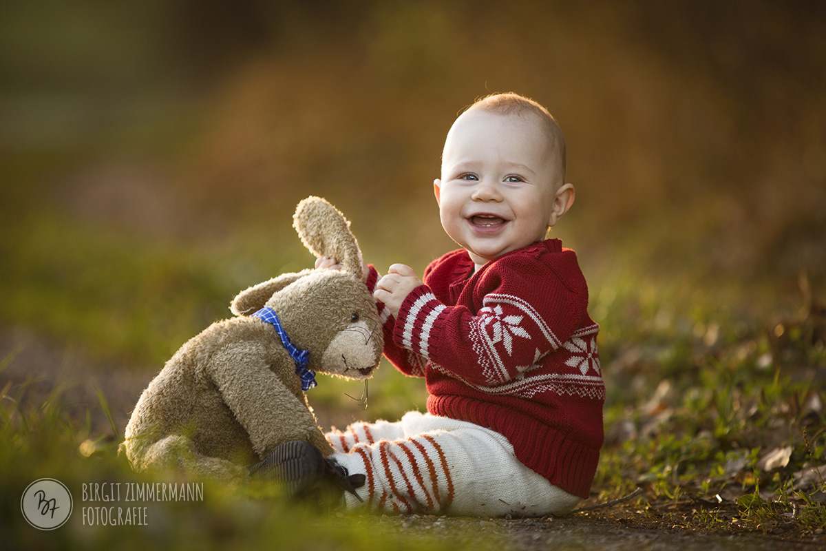 Familienfotografie Bayern: Baby sitzend mit Plüschhase