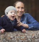Familienfotografie Bayern: Muttter mit Baby im Wald