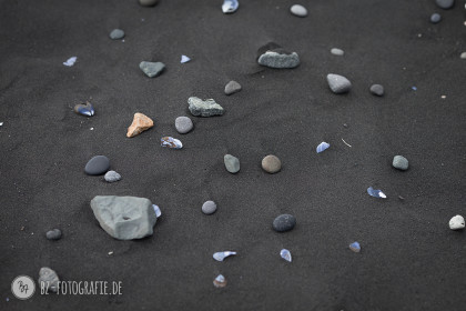 Steine im Sand auf Island