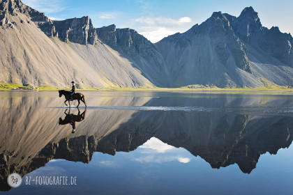 Einsamer Ritt durch spiegelglattes Wasser auf Island