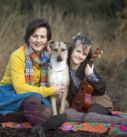 Familienfotografie Bayern: Mutter mit Tochter und Hund auf Decke