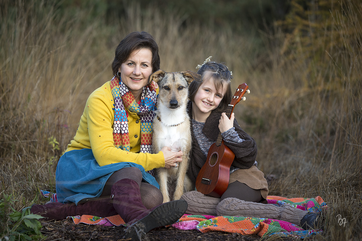 Familienfotografie Bayern: Mutter mit Tochter und Hund auf Decke