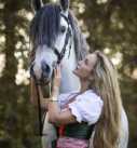Pferdefotografie bei München: Frau im Dirndl mit PRE-Hengst