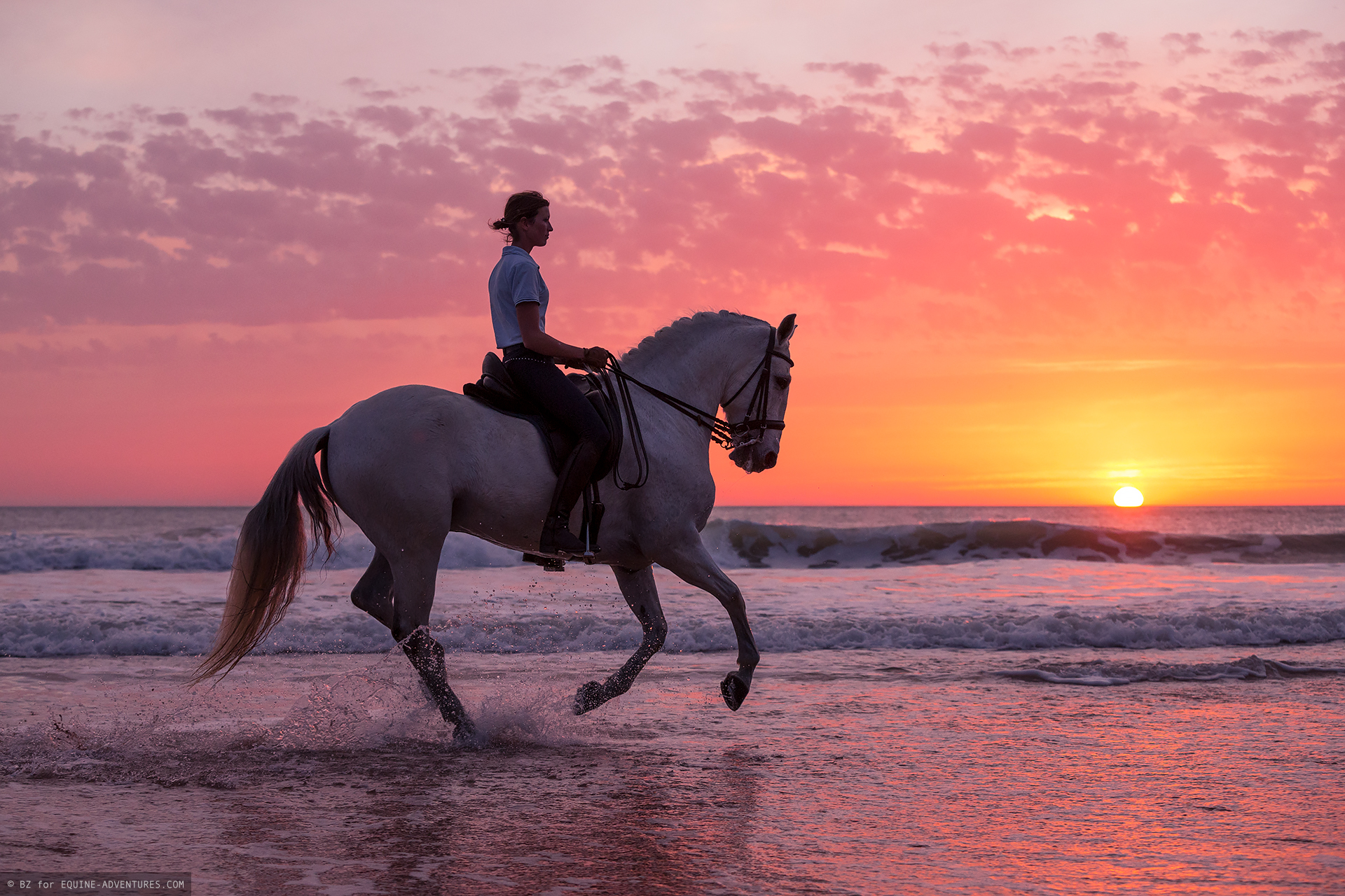 Pferde-Fotoreise Andalusien: Reiterin auf Iberer am Strand bei Sonnenuntergang