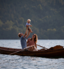 Familienfoto: Paar mit Kleinkind in einem Boot