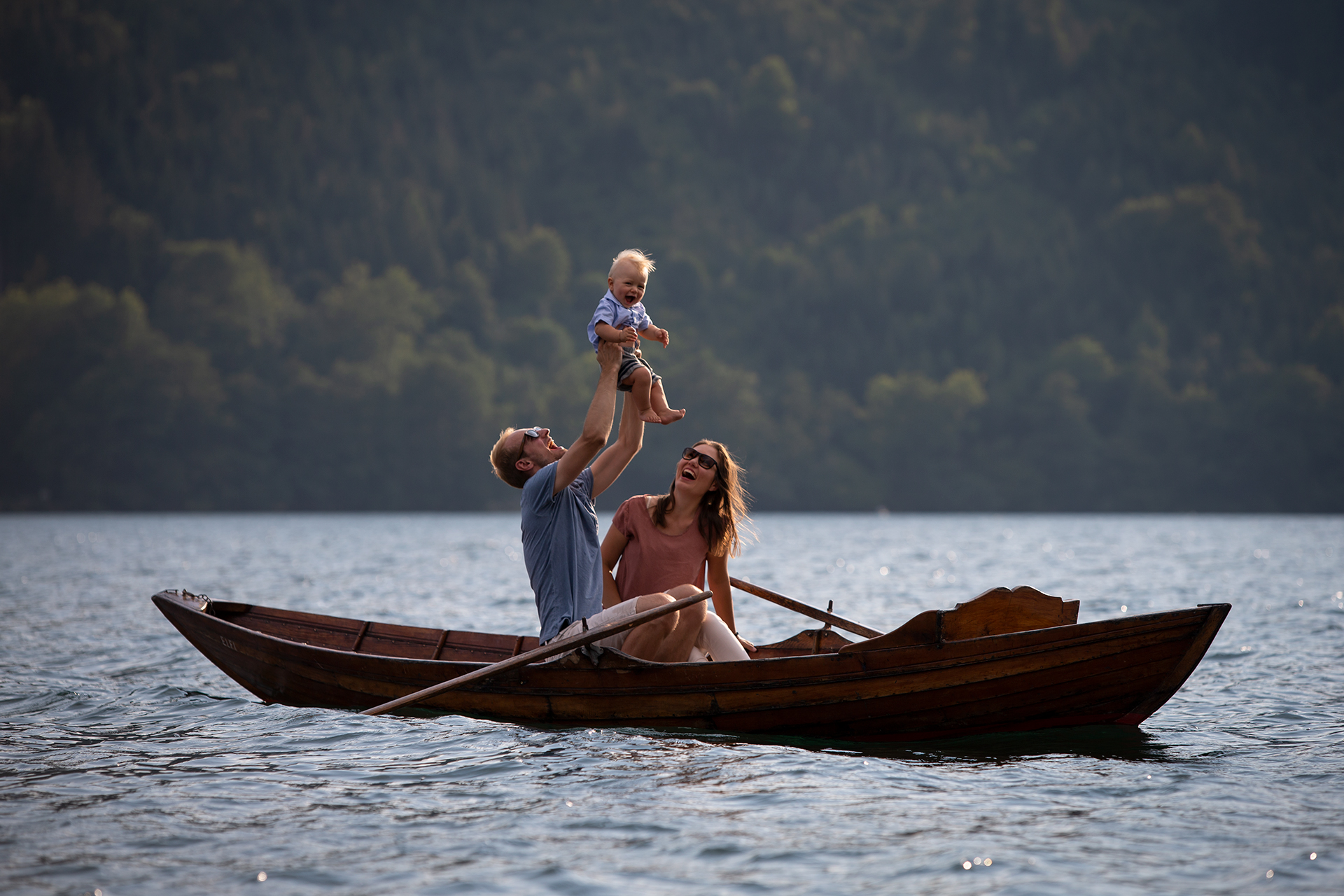 Familienfoto: Paar mit Kleinkind in einem Boot