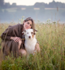 Hundefotografie bei München: Portrait von Frau mit Aussie auf Wiese