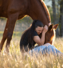 Pferdefotografie bei München: Inniger Moment zwischen Mensch und Pferd