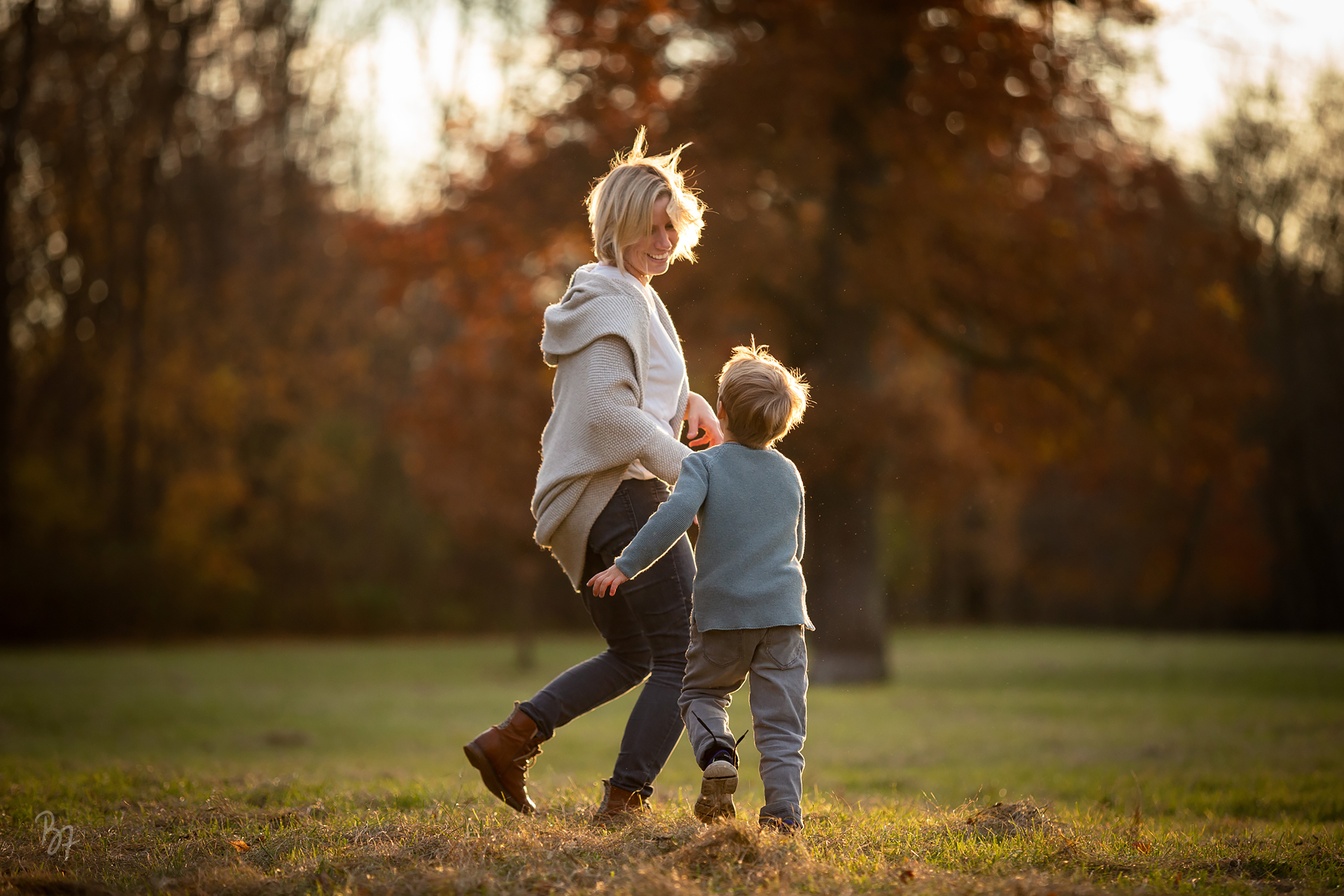 Familienfotografie München: Mutter mit Sohn beim Tollen